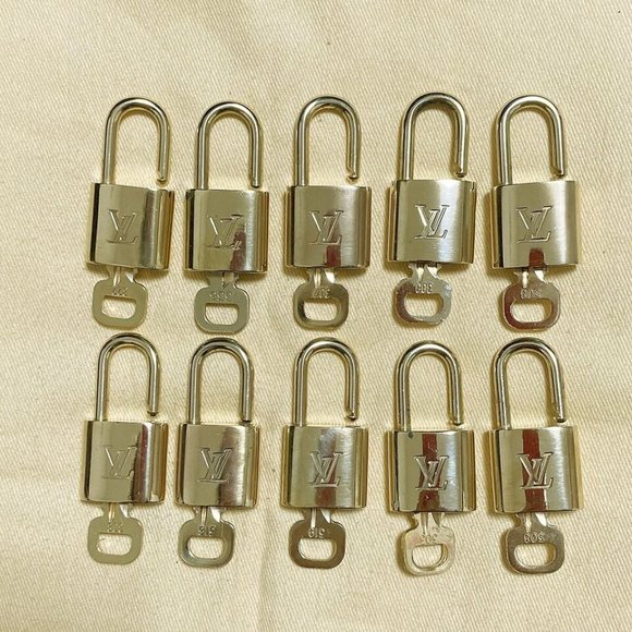 LOUIS VUITTON LV 10 SET PADLOCK KEY BAG CHARM CADENA GOLD PLATED - Picture 3 of 8